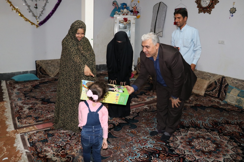 دیدار مدیرکل میراث فرهنگی قم با خانواده شهید مدافع حرم