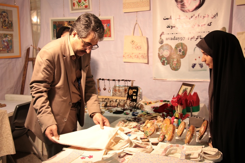 حضور بانوان هنرمندان صنایع دستی در نمایشگاه اشتغال و کارآفرینی