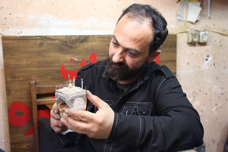 ساخت ماکت حرم حضرت ‌زینب (س) بر روی انگشتر توسط هنرمند قمی