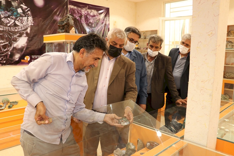 بازدید مدیرکل میراث‌فرهنگی، گردشگری و صنایع‌دستی قم از موزه سنگ یاقوت کویر