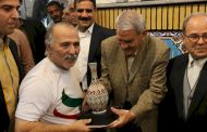 تجلیل از پیشکسوتان ورزش قم با صنایع‌دستی هنرمندان استان