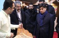 بازدید مدیرکل دفتر توسعه گردشگری داخلی وزارت میراث‌فرهنگی از غرفه استان قم در نمایشگاه ۱۴۰۱