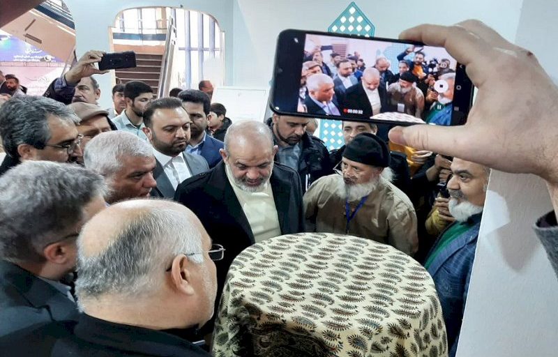 بزرگ‌ترین سفال قرآنی ایران در غرفه قم رونمایی شد