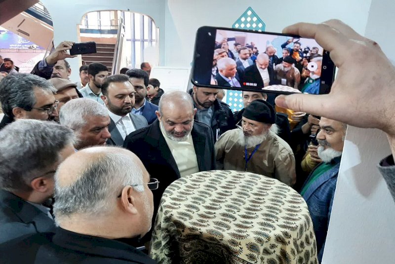 بزرگ‌ترین سفال قرآنی ایران در غرفه قم رونمایی شد