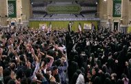 لحظه ورود رهبر انقلاب اسلامی به حسینیه امام خمینی و آغاز دیدار دانش‌آموزان و دانشجویان به مناسبت ۱۳ آبان