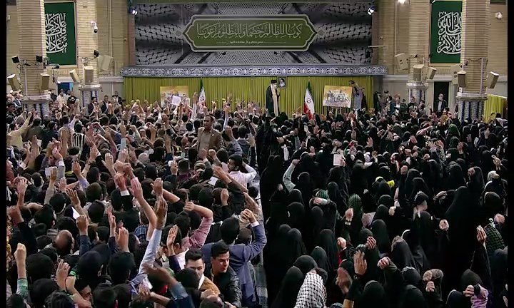 لحظه ورود رهبر انقلاب اسلامی به حسینیه امام خمینی و آغاز دیدار دانش‌آموزان و دانشجویان به مناسبت ۱۳ آبان