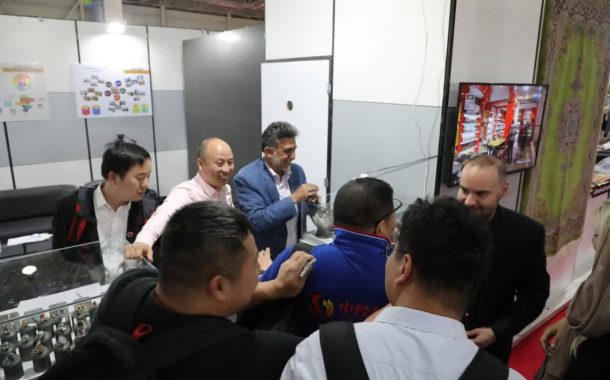 حضور و بازدید هیئت‌های تجاری چینی از غرفه استان قم در نمایشگاه توانمندی‌های صادراتی ایران اکسپو ۲۰۲۴