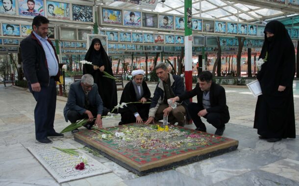 کارمندان میراث‌فرهنگی مزار شهیدان را عطرافشانی کردند