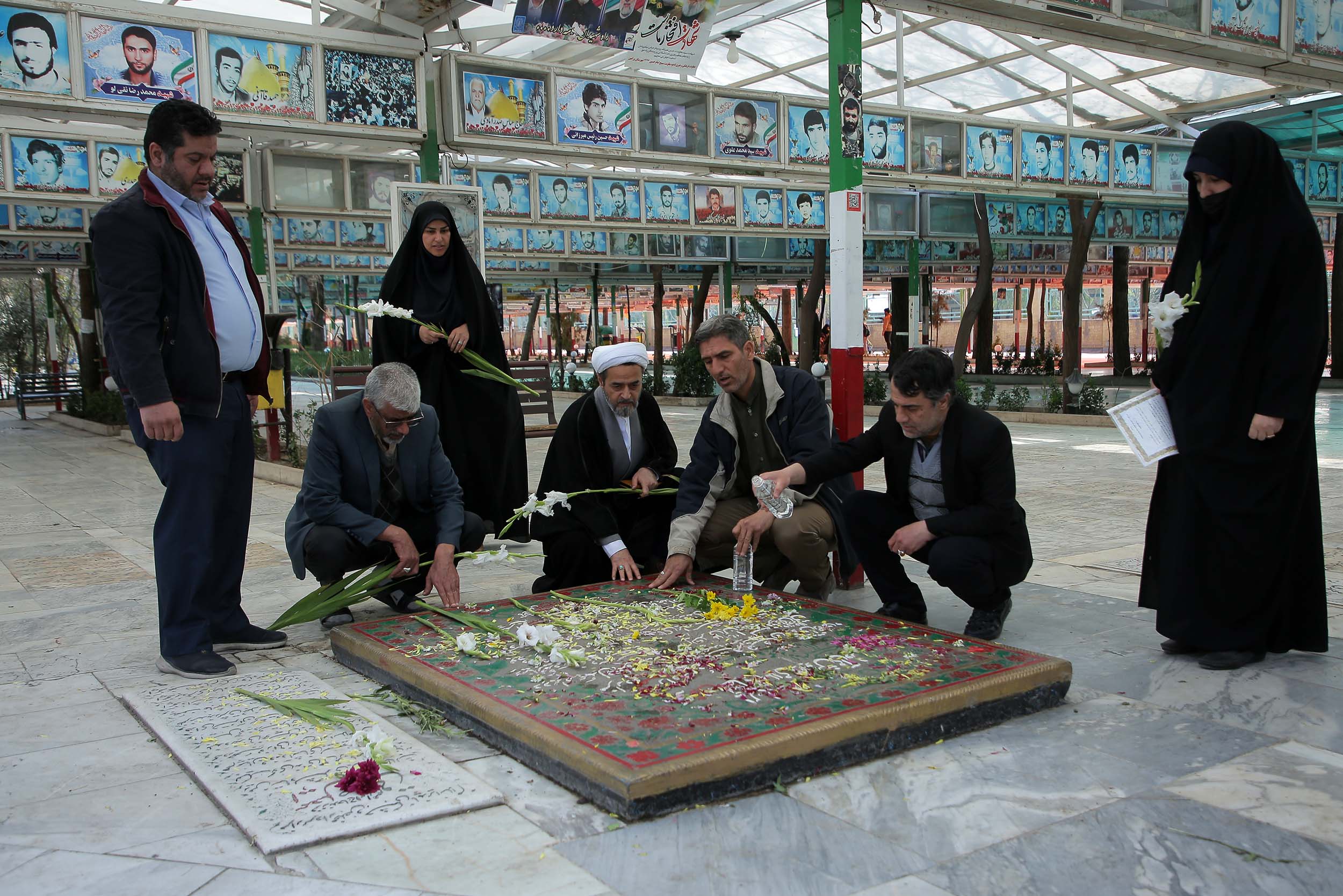 کارمندان میراث‌فرهنگی مزار شهیدان را عطرافشانی کردند