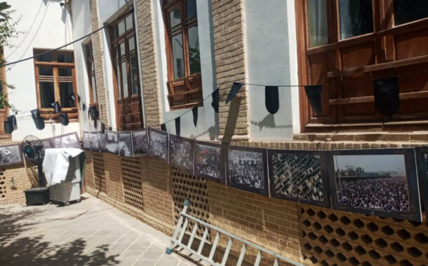 سیاهپوش شدن منزل تاریخی امام خمینی(ره) در قم / برگزاری نمایشگاه عکس در منزل تاریخی امام راحل(ره)